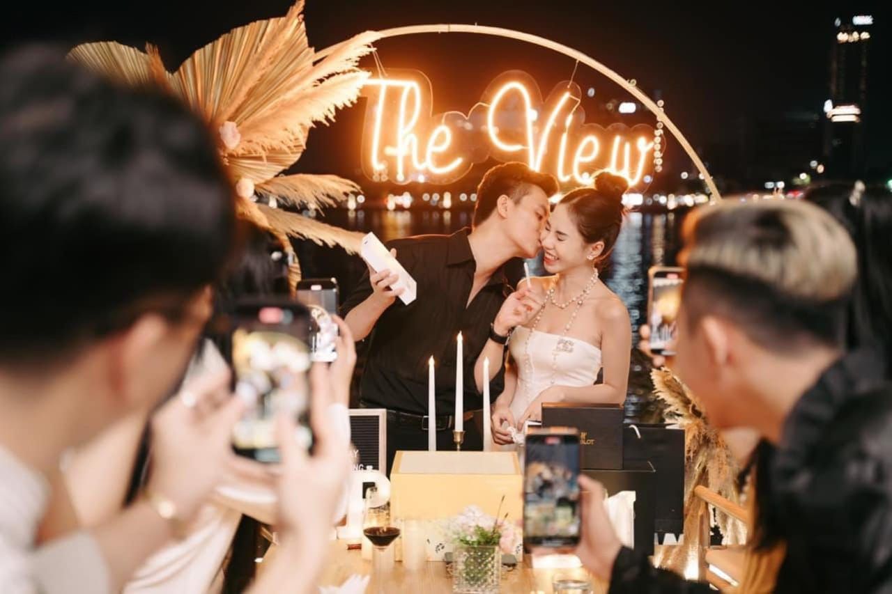 yacht restaurant 1 239b94c7