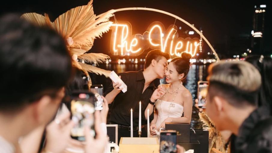 yacht restaurant 1 fee30507