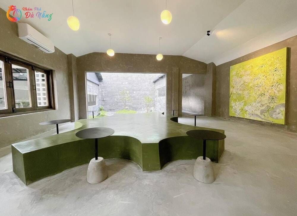 Không gian trong nhà rộng rãi của Hichi Coffee Đà Nẵng.