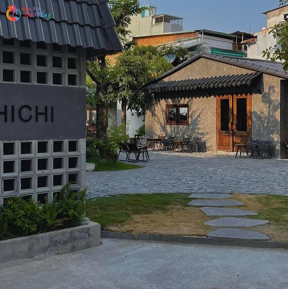 Hichi Coffee Đà Nẵng nép mình sau ngôi nhà Pháp cổ trên đường Trần Quốc Toản.