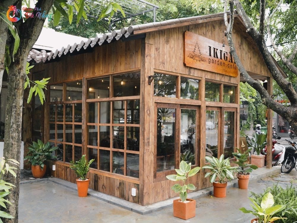 Màu gỗ hòa vào màu xanh của lá xanh tạo nên sự tươi mát cho Ikigai Coffee.