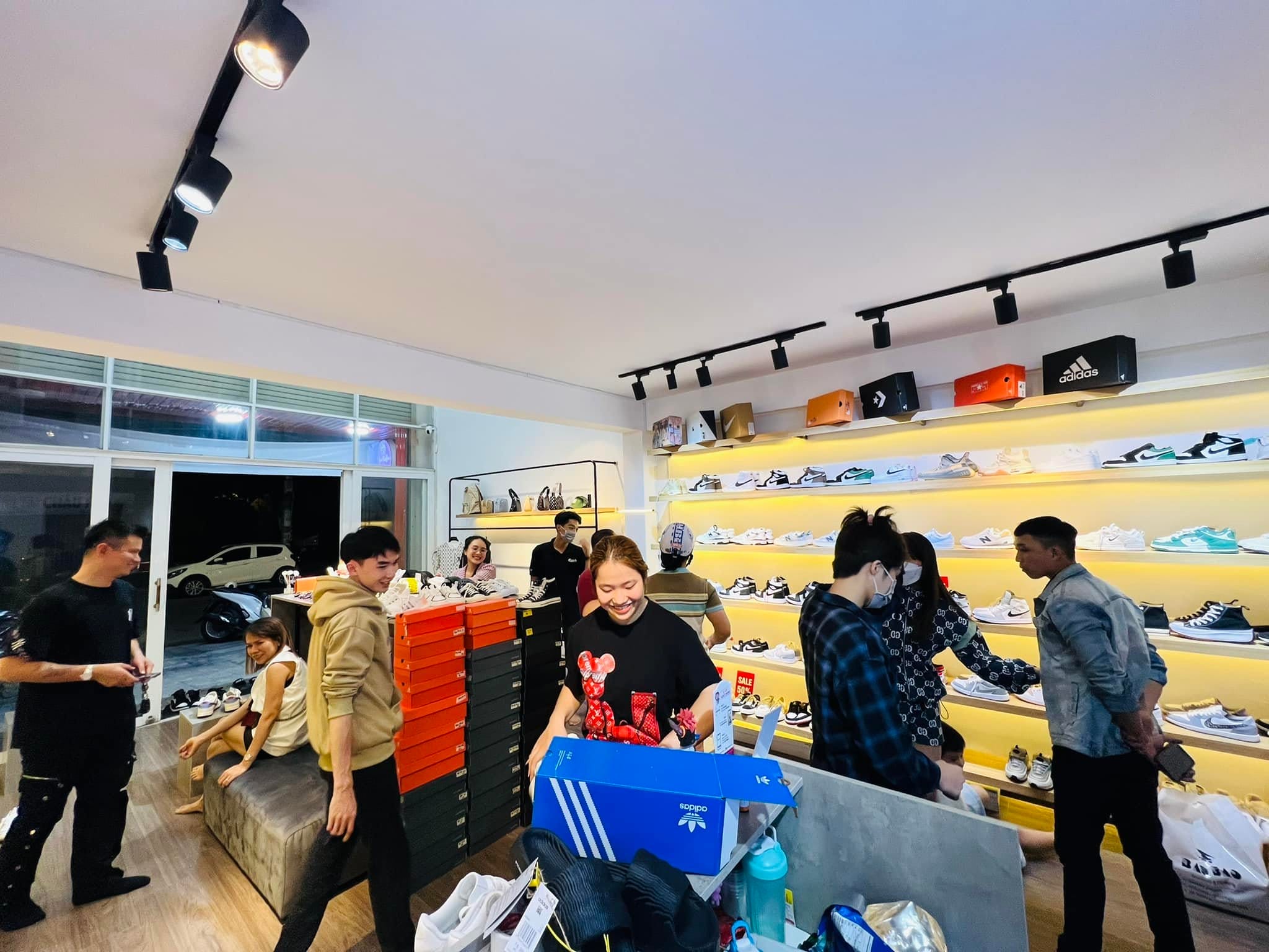 bao bao sneaker store