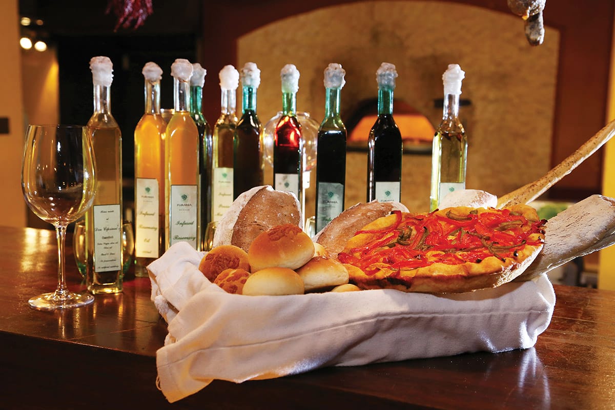 Nhà hàng nằm trong Furama Resort