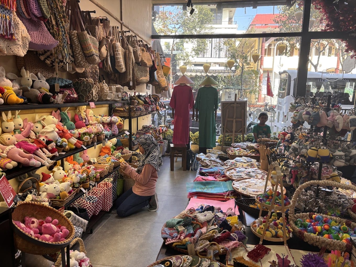 hoa lan souvenir and coffee shop