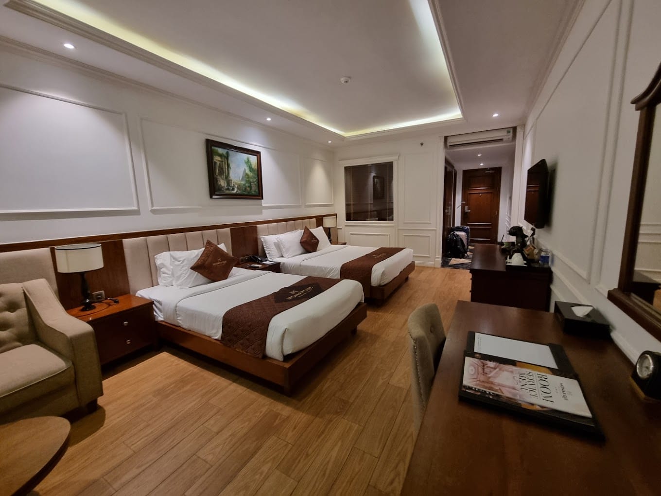 Khách sạn Monarque