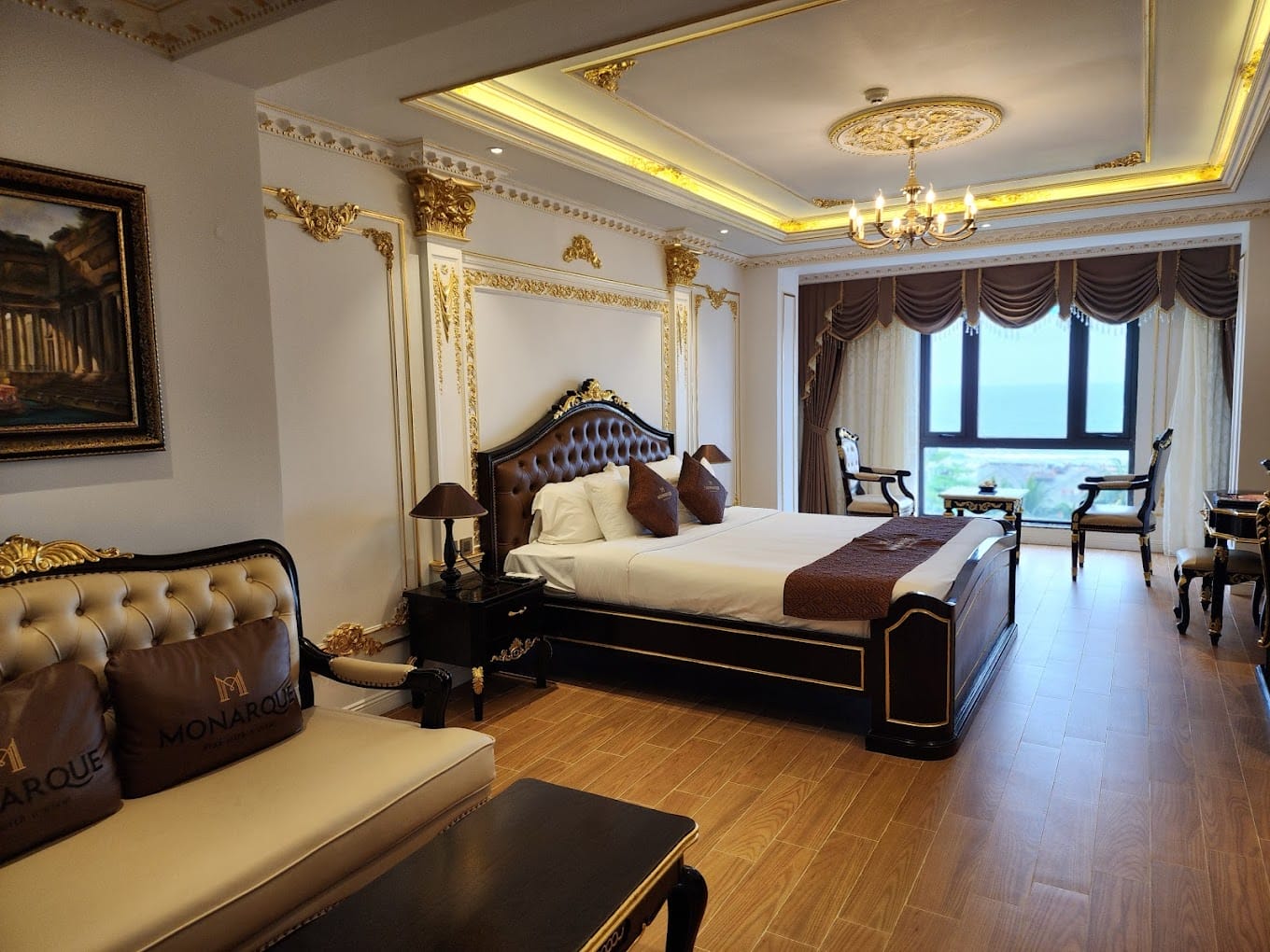 Khách sạn Monarque