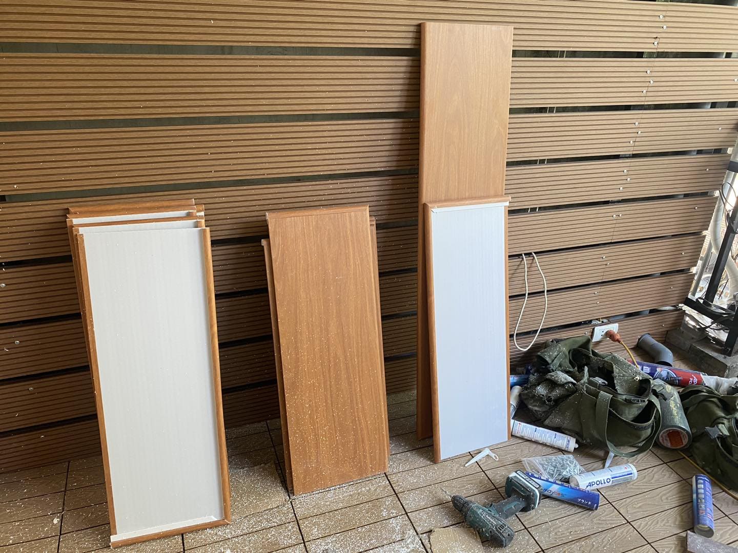 Tấm nhựa ốp cầu thang – Giải pháp hiện đại cho không gian sống đẳng cấp