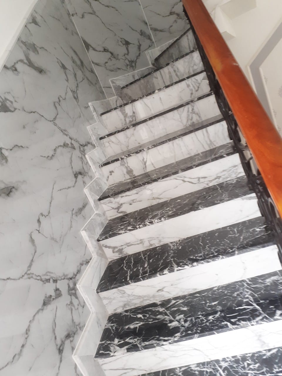 Tấm nhựa ốp cầu thang – Giải pháp hiện đại cho không gian sống đẳng cấp