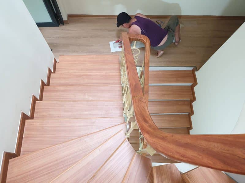 Tấm nhựa ốp cầu thang – Giải pháp hiện đại cho không gian sống đẳng cấp