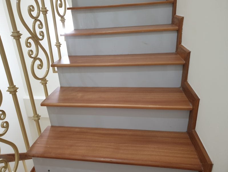 Tấm nhựa ốp cầu thang – Giải pháp hiện đại cho không gian sống đẳng cấp