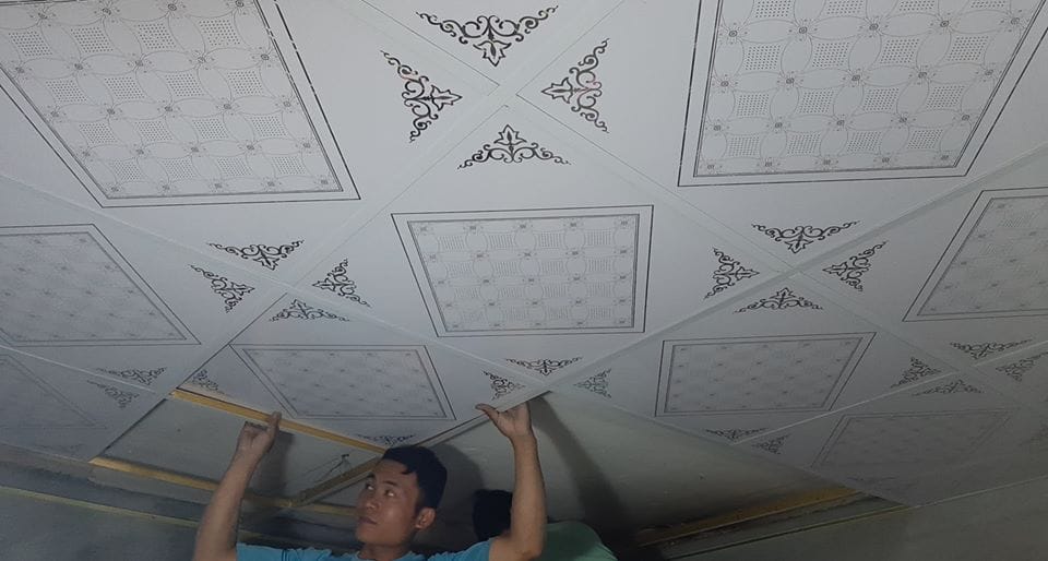 thi công trần nhựa thả 60*60
