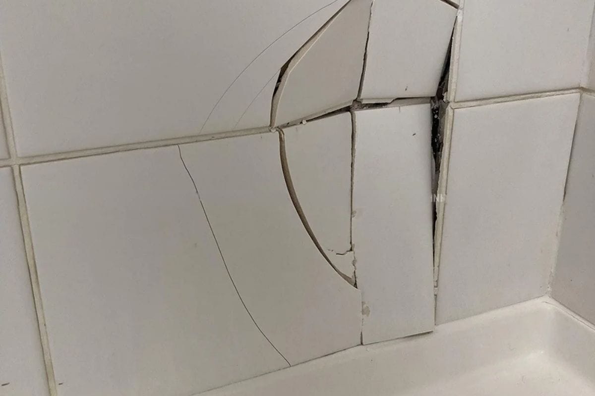 tấm ốp tường bị nứt