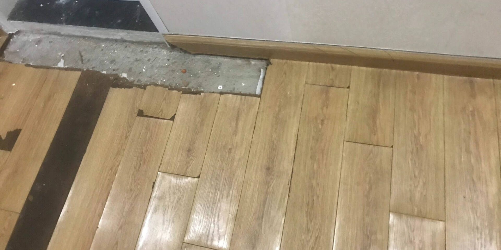 san-nhua-bi-phong-rop,-cong-venh