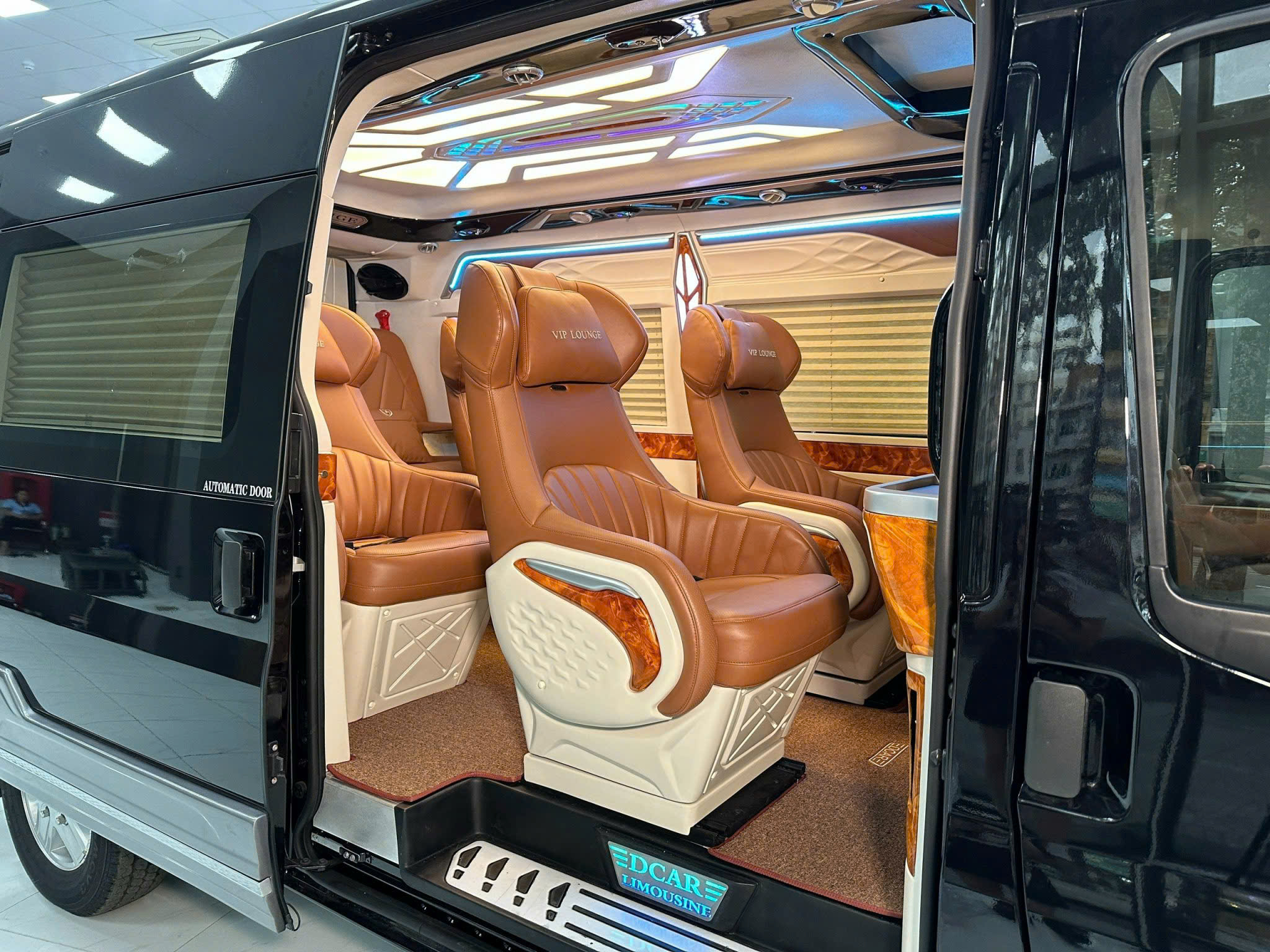 thue-xe-dcar-limousine-da-nang---luxury-car-travel